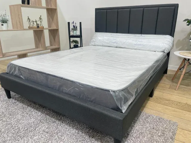 Cama gris con colchón incluido