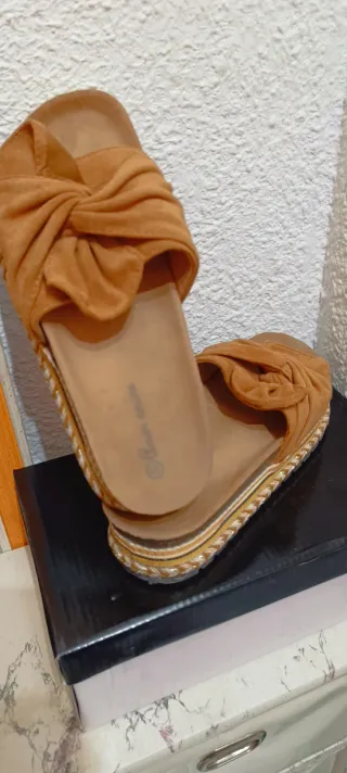 Sandalias marrones con nudo