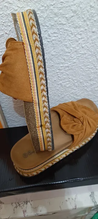 Sandalias marrones con nudo