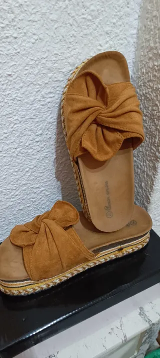 Sandalias marrones con nudo