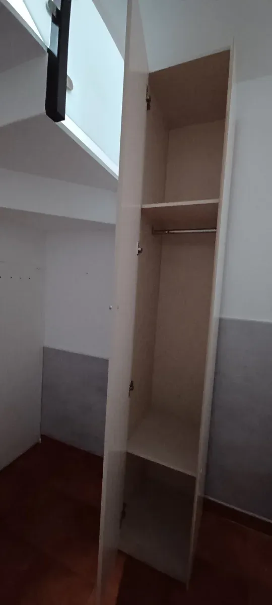 Armario de almacenaje beige y blanco