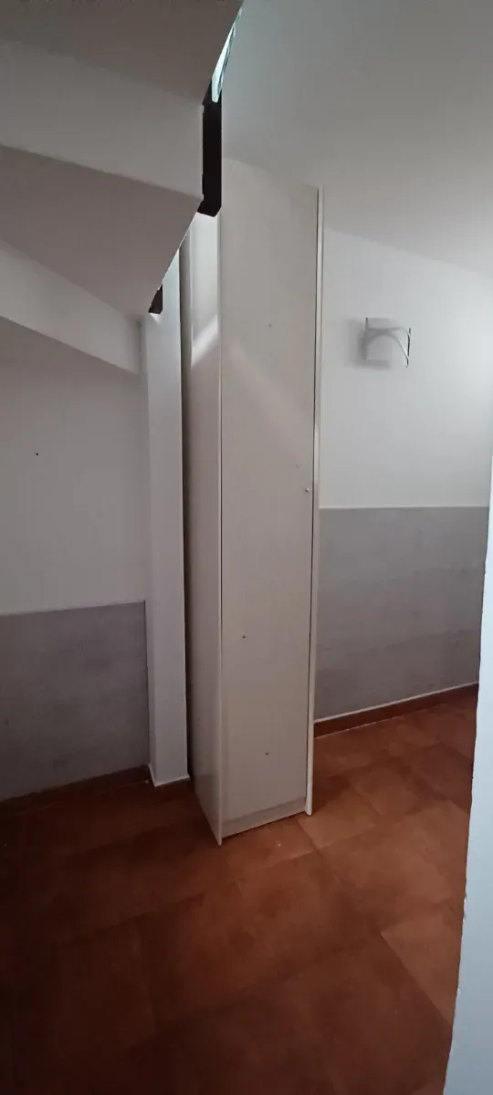 Armario de almacenaje beige y blanco