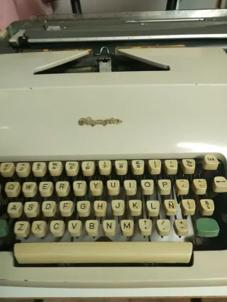 Máquina de escribir Olympia antigua