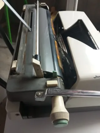 Máquina de escribir Olympia antigua