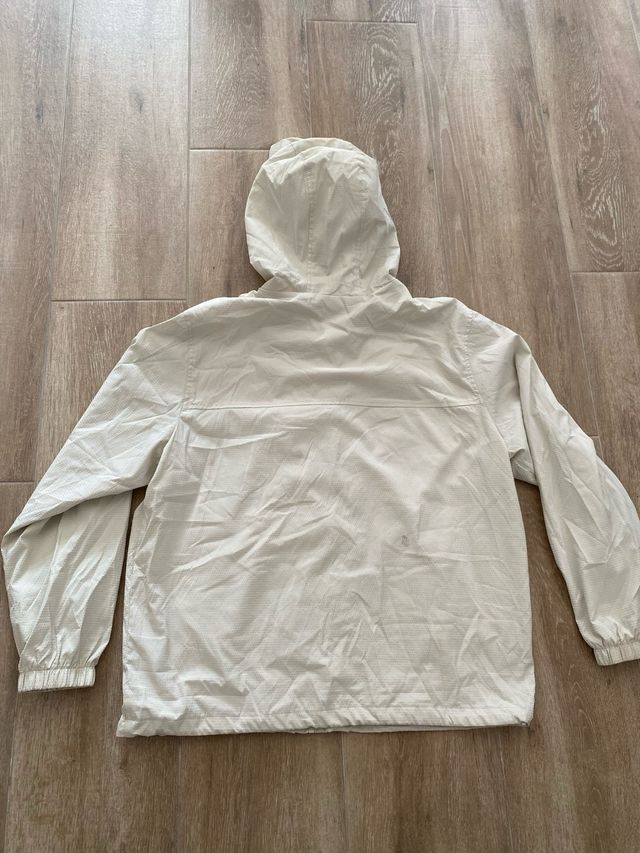 Chaqueta beige STWD Pull & Bear con capucha. 