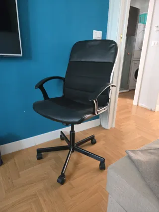 Sedia da ufficio girevole nera
