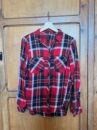 Camisa a cuadros roja y negra