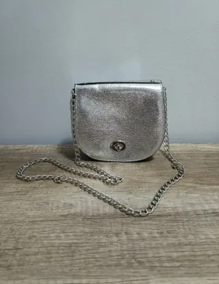Bolso plateado nuevo