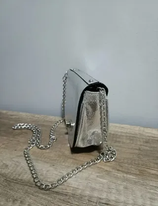 Bolso plateado nuevo