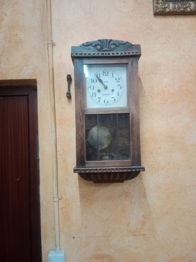 Reloj de pared antiguo de madera