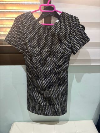 Vestido corto negro y dorado espalda al aire