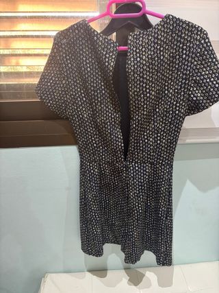 Vestido corto negro y dorado espalda al aire