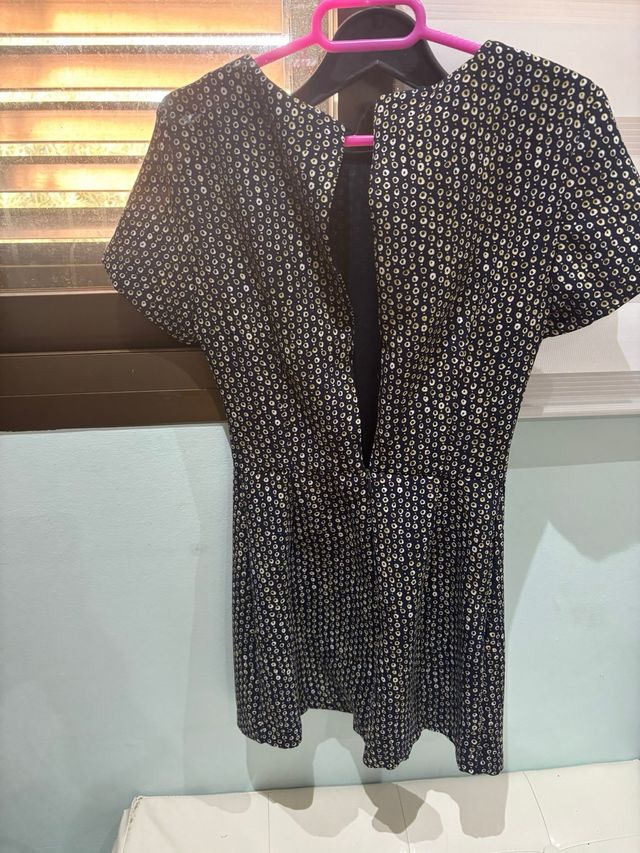 Vestido corto negro y dorado espalda al aire