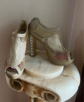 Zapatos de tacón dorados y plateados