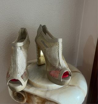 Zapatos de tacón dorados y plateados