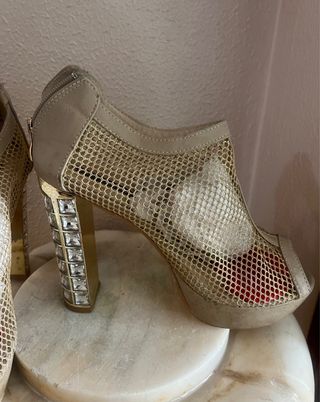 Zapatos de tacón dorados y plateados