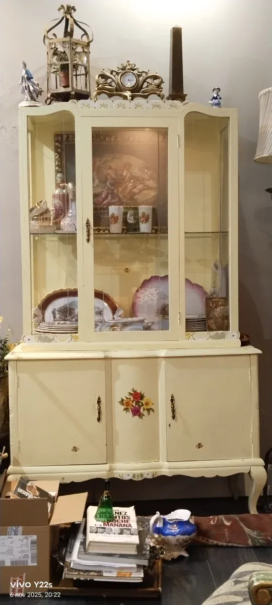 Mueble expositor de madera y cristal