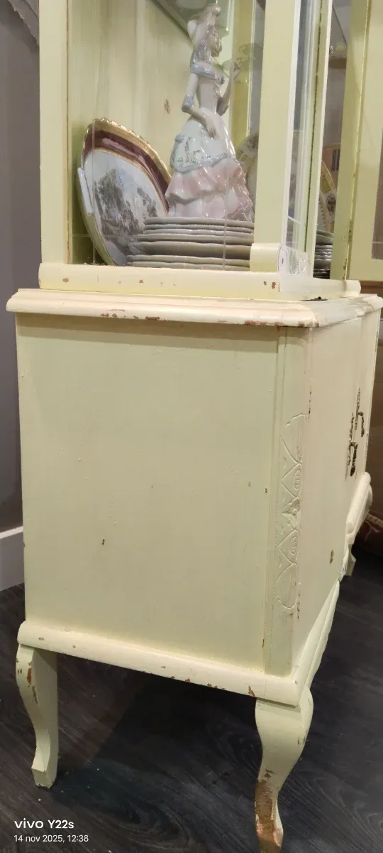 Mueble expositor de madera y cristal