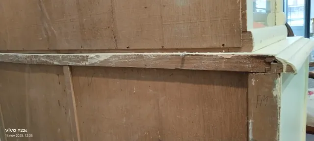 Mueble expositor de madera y cristal