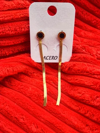 Pendientes largos de acero dorados con negro