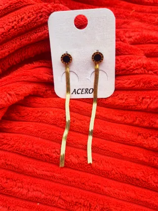 Pendientes largos de acero dorados con negro