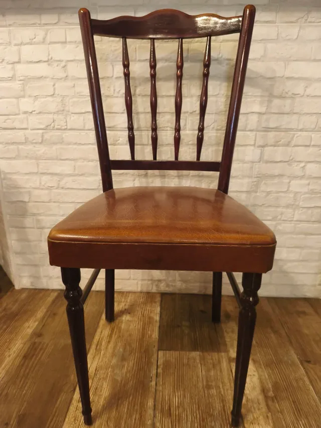 6 Sillas de madera con asiento de cuero