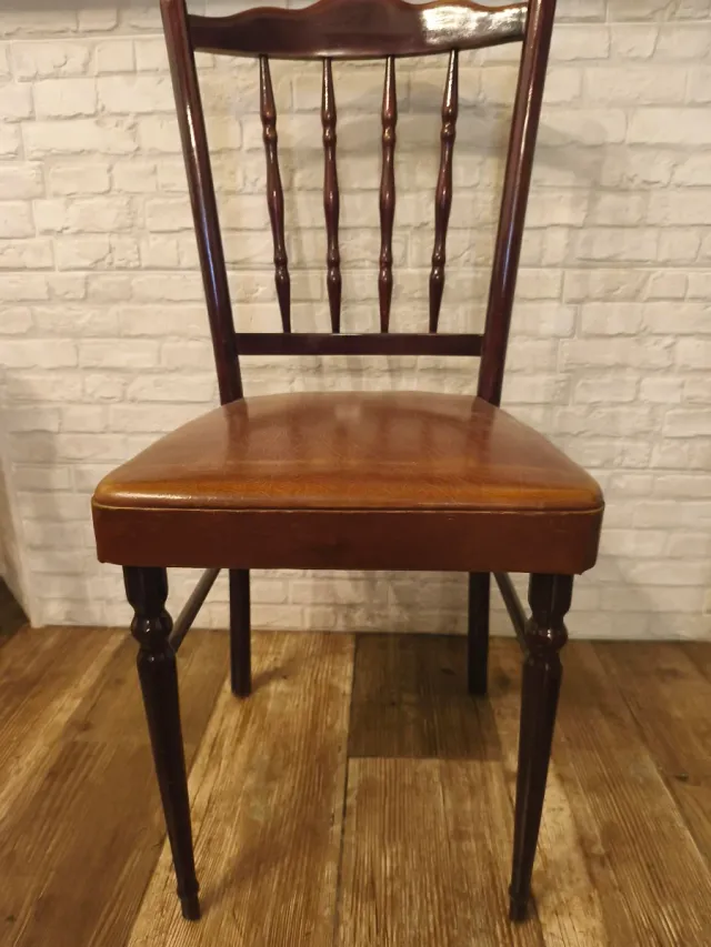 6 Sillas de madera con asiento de cuero