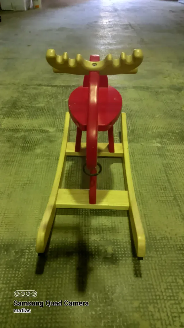 Rinoceronte di legno per dondolare