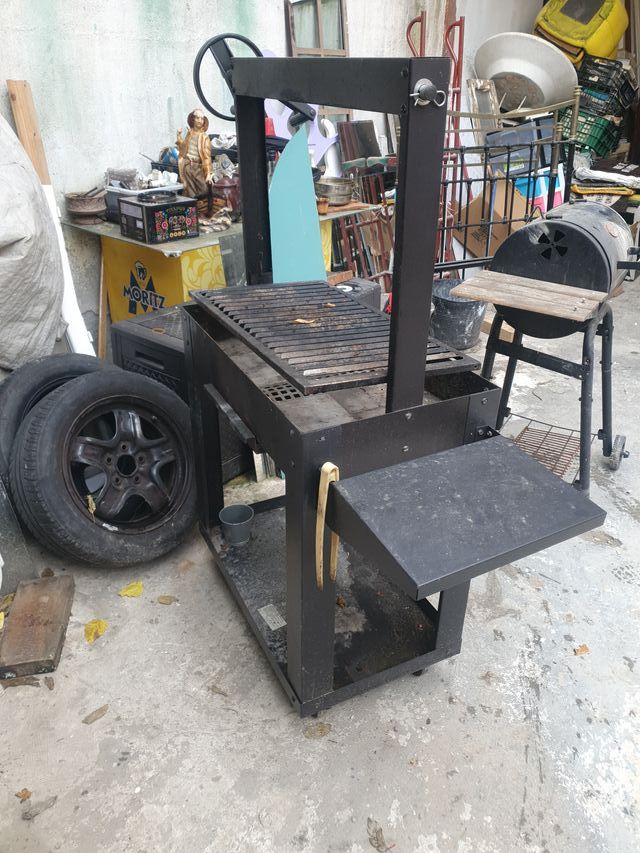 Barbacoa de metal negra