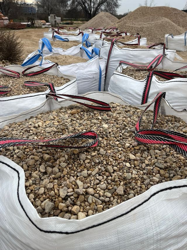 Sacas de arena y grava