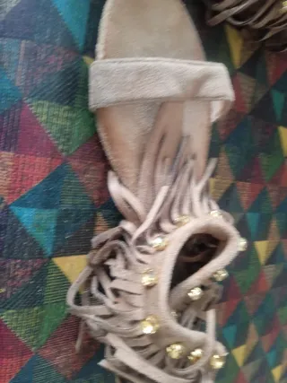 Sandalias con flecos y pedrería
