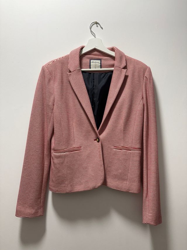 Chaqueta Stradivarius Rayas Roja y Blanca