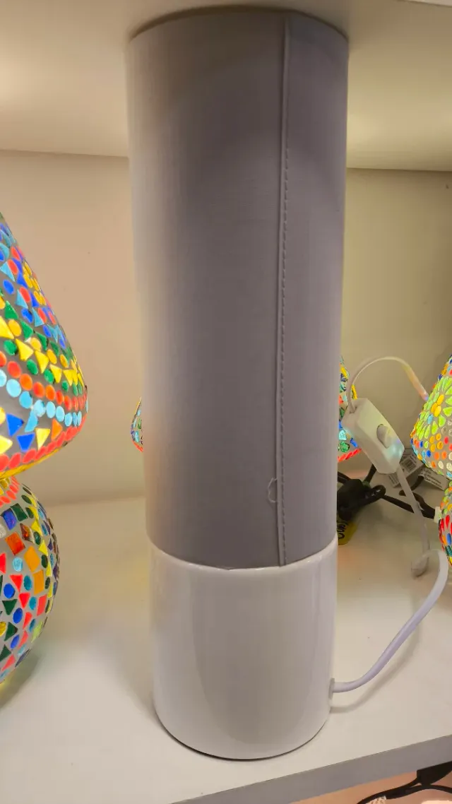 Lámpara Cilindro Frida Kahlo Gris cerámica.