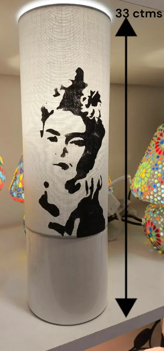 Lámpara Cilindro Frida Kahlo Gris cerámica.