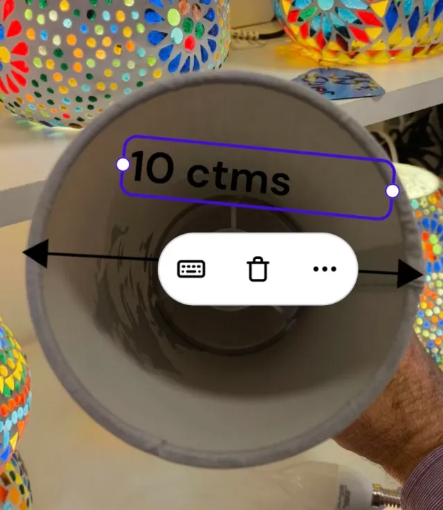 Lámpara Cilindro Frida Kahlo Gris cerámica.