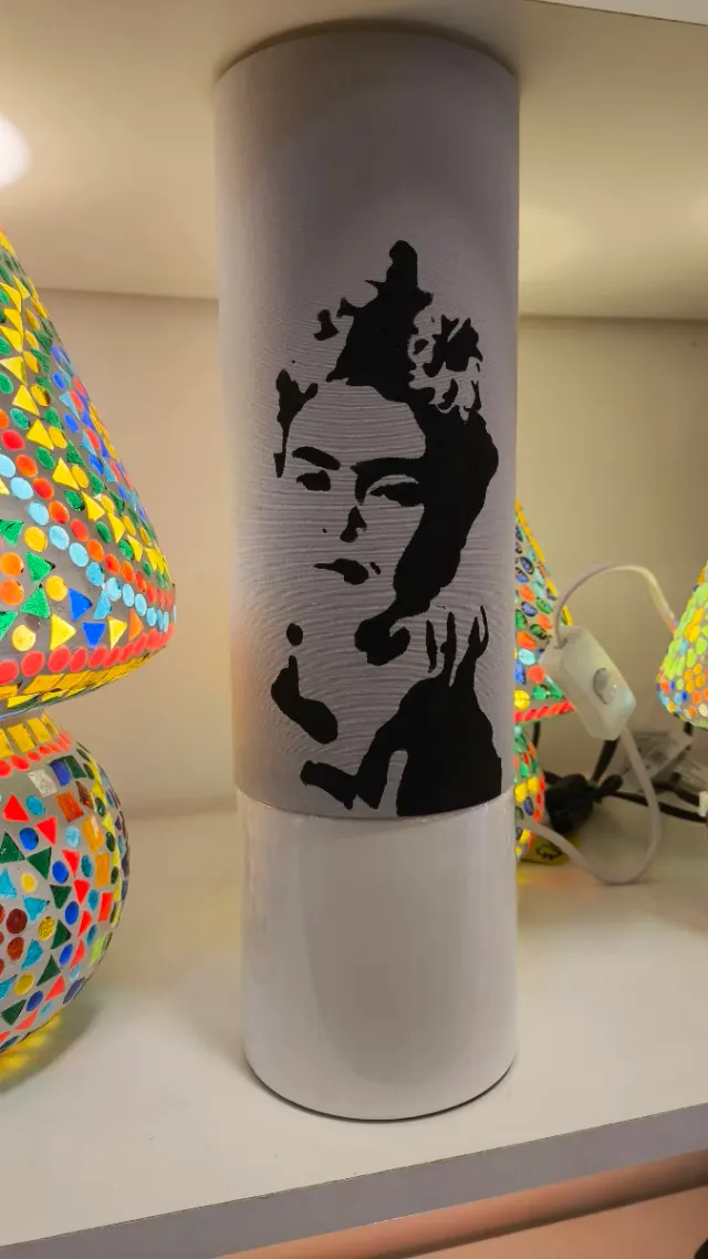 Lámpara Cilindro Frida Kahlo Gris cerámica.