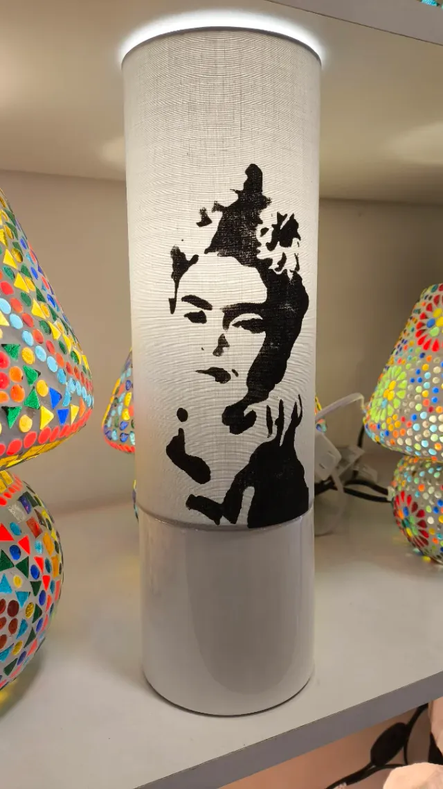 Lámpara Cilindro Frida Kahlo Gris cerámica.