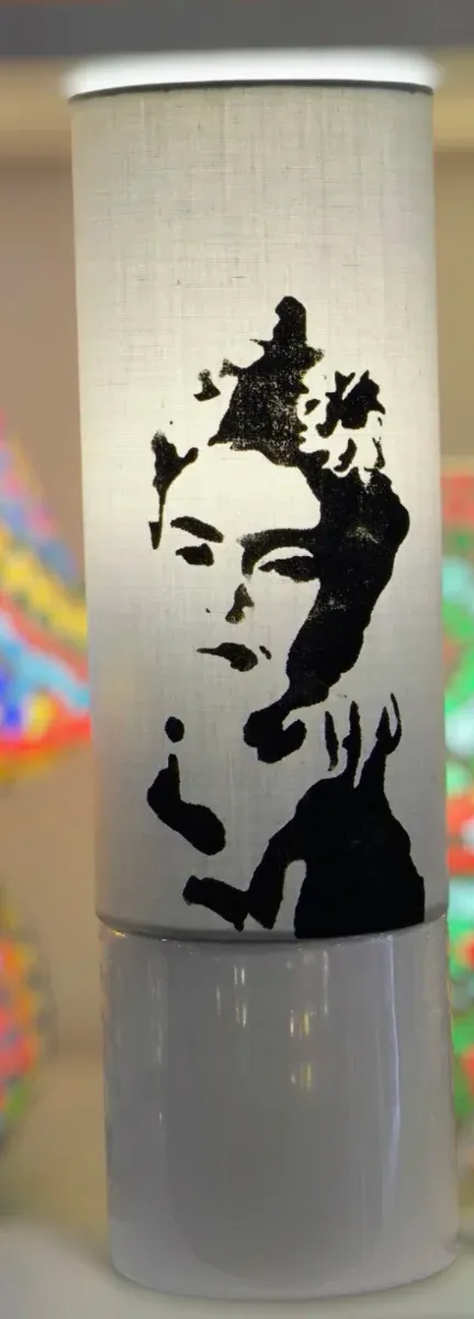 Lámpara Cilindro Frida Kahlo Gris cerámica.