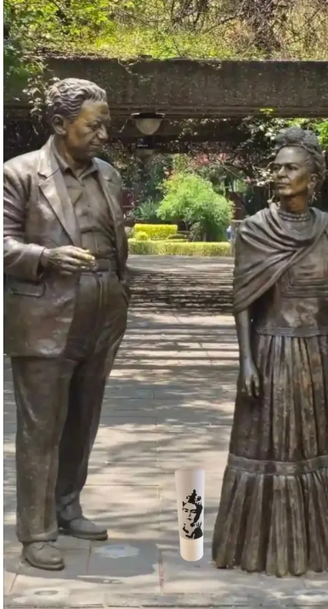 Lámpara Cilindro Frida Kahlo Gris cerámica.