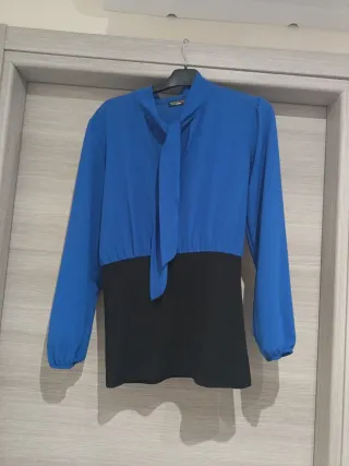 Blusa blu e nera con fiocco