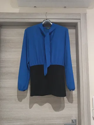 Blusa blu e nera con fiocco