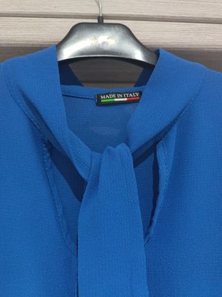 Blusa blu e nera con fiocco