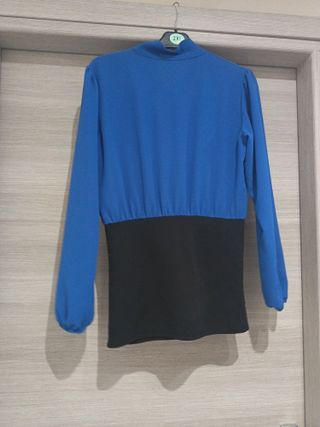 Blusa blu e nera con fiocco