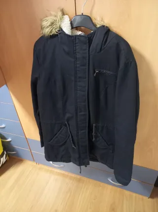 Abrigo negro con capucha y pelo