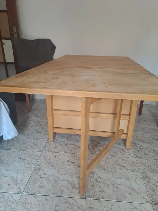 Mesa plegable madera con cajones + 4 sillas