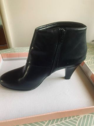 Scarpa donna in pelle nera con tacco