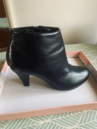 Scarpa donna in pelle nera con tacco