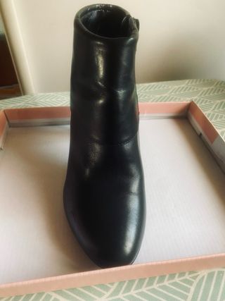 Scarpa donna in pelle nera con tacco