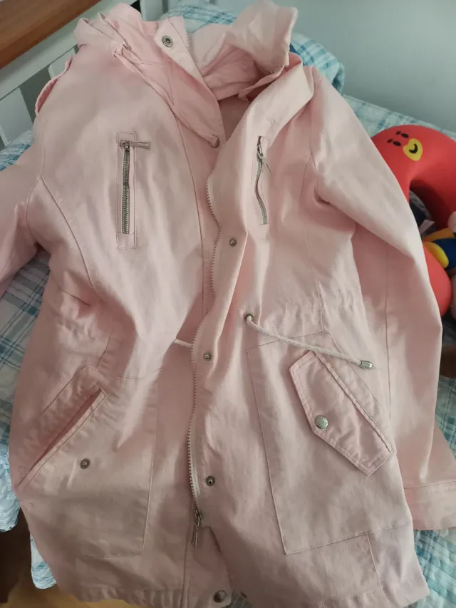 Abrigo rosa con capucha