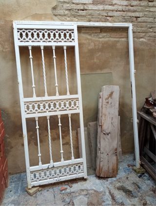 Reja y puerta de hierro blanca